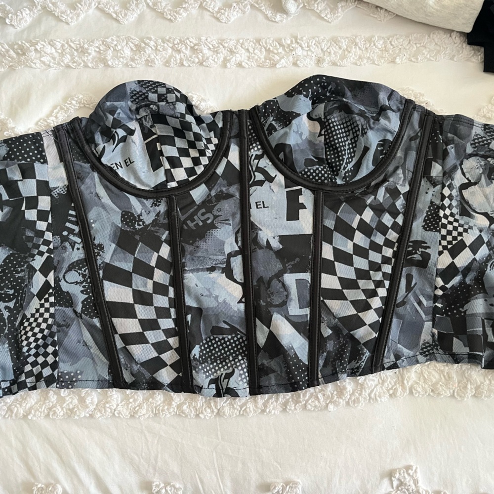 Never worn Edikted going out top corset fit with zipper 💜 - Picture 2 of 3